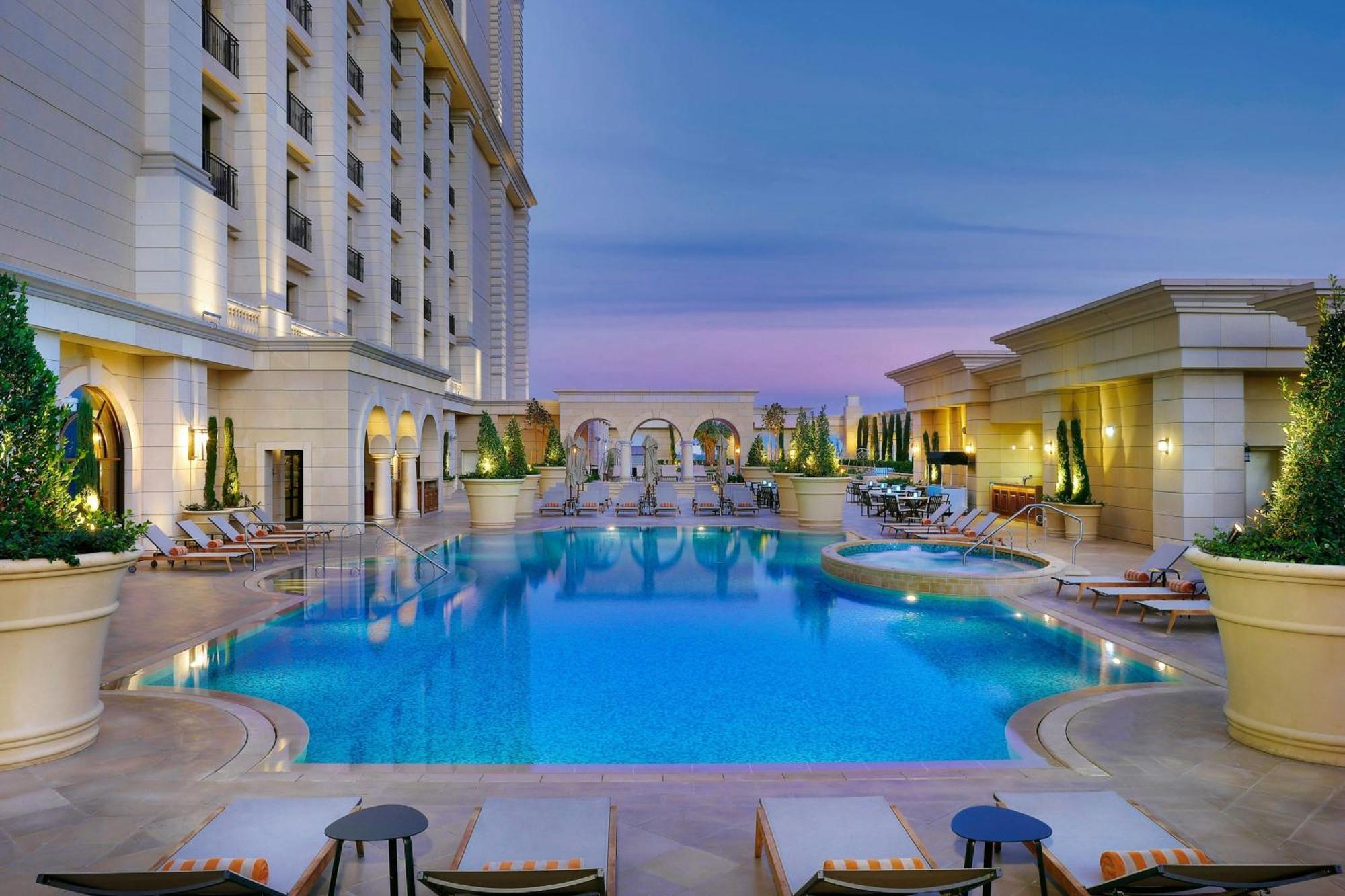 The Ritz-Carlton, Amman Hotel Exterior foto The swimming pool at the hotel