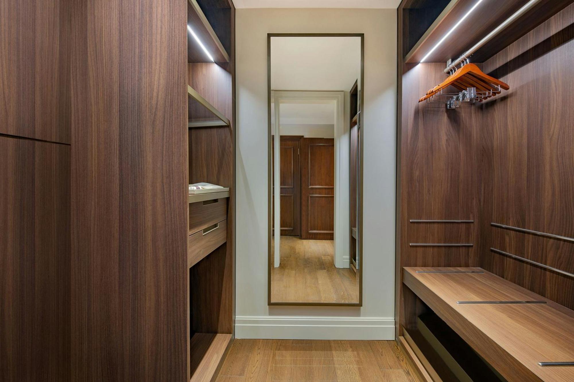 The Ritz-Carlton, Amman Hotel Exterior foto A walk-in closet